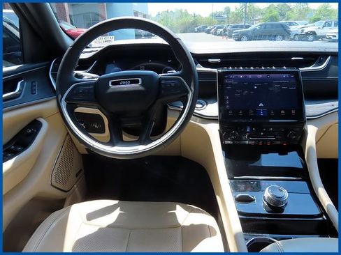 Used 2023 Jeep Grand Cherokee Limited w/ Luxury Tech Group II AWD/4WD image 11