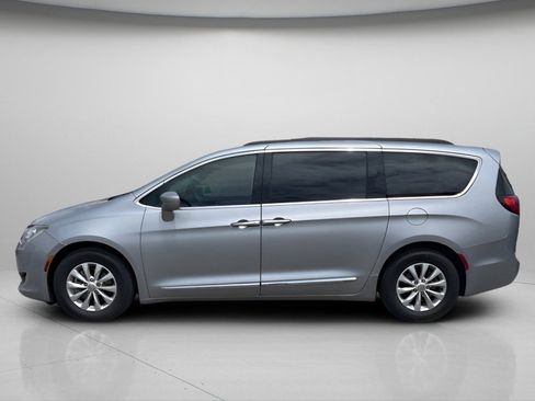 Used 2017 Chrysler Pacifica Touring-L FWD image 10