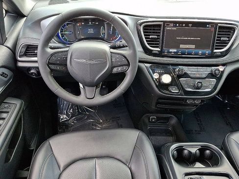 Used 2024 Chrysler Pacifica Limited FWD image 13