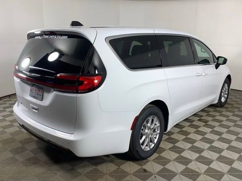 New 2026 Chrysler Pacifica Select image 4