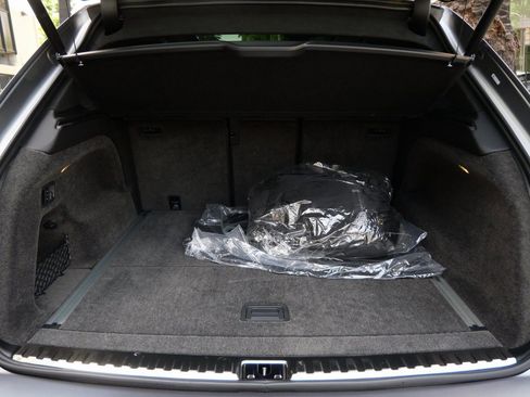 Used 2025 Bentley Bentayga image 25