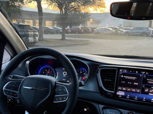 Used 2025 Chrysler Pacifica Select image 36