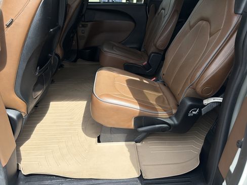 Used 2019 Chrysler Pacifica Limited FWD image 32