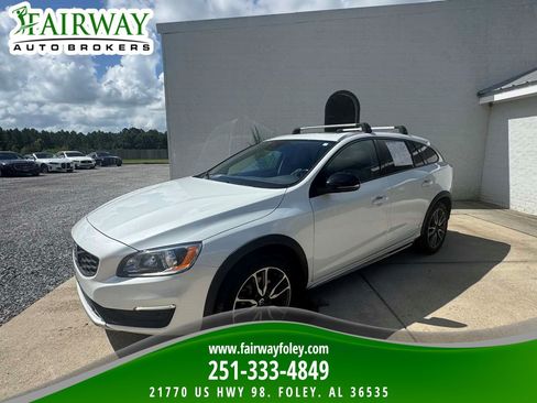 Used 2018 Volvo V60 T5 Cross Country AWD/4WD image 1