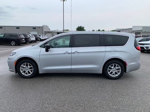 Used 2024 Chrysler Pacifica Touring-L FWD image 3