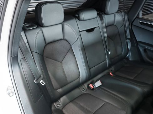 Certified 2025 Porsche Macan image 6