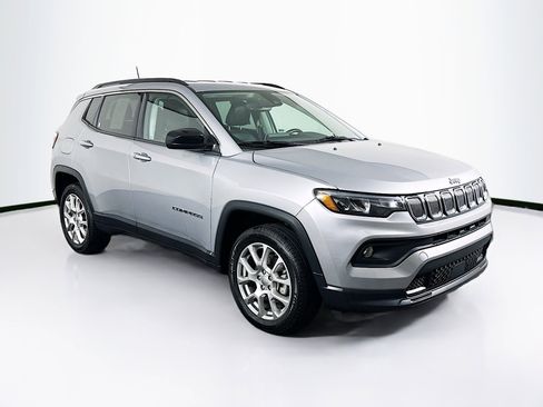 Used 2022 Jeep Compass Latitude AWD/4WD image 3