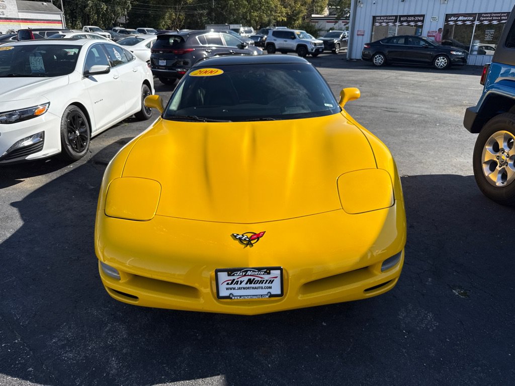 Used 2000 Chevrolet Corvette Coupe w/ Roof Pkg RWD image 2