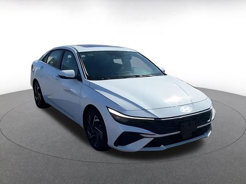 Used 2025 Hyundai Elantra Limited FWD image 3