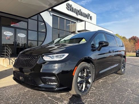 New 2026 Chrysler Pacifica Select w/ S Appearance Package FWD image 2