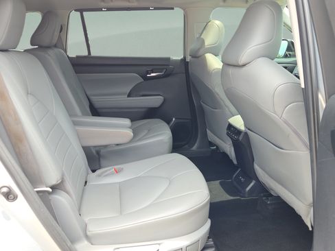 Used 2020 Toyota Highlander XLE AWD/4WD image 17