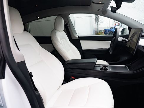 Used 2021 Tesla Model Y Long Range image 21