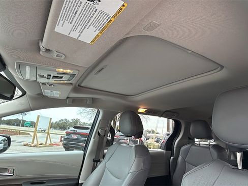 Used 2021 Toyota Sienna XLE image 16