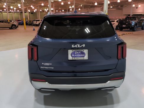 Used 2024 Kia Sorento EX w/ Panoramic Sunroof Package FWD image 4