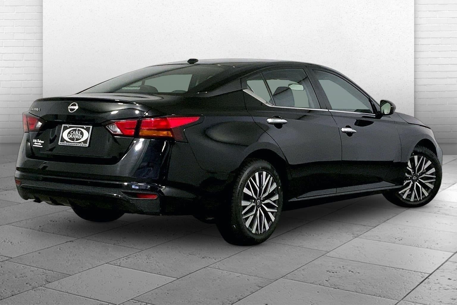 Used 2025 Nissan Altima 2.5 SV FWD image 13