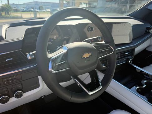 New 2025 Chevrolet Suburban Premier image 25