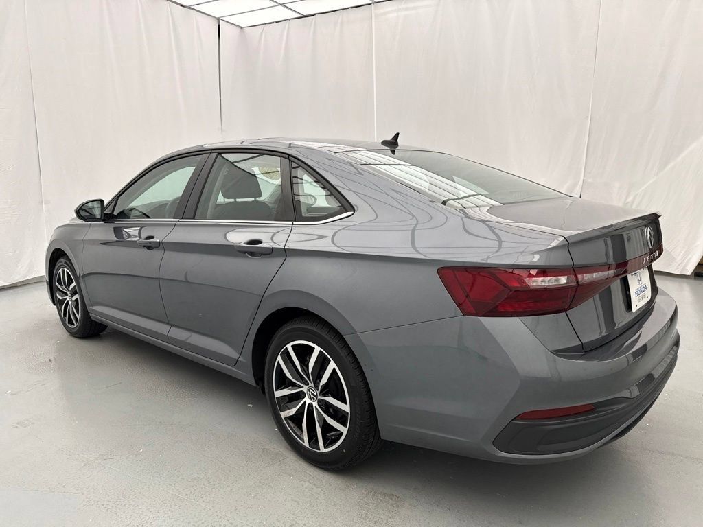 Used 2025 Volkswagen Jetta SE FWD image 5