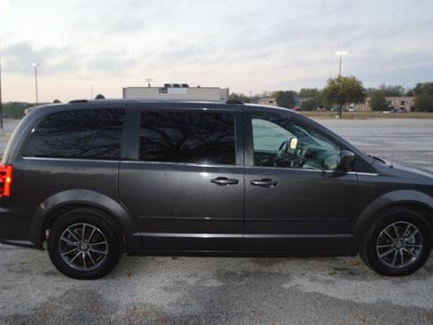 Used 2017 Dodge Grand Caravan SXT image 5