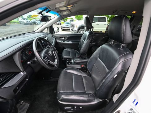 Used 2017 Toyota Sienna SE FWD image 19