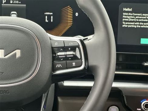 Used 2025 Kia Carnival image 9