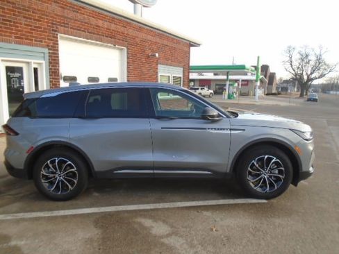 Used 2025 Lincoln Nautilus Premier image 11