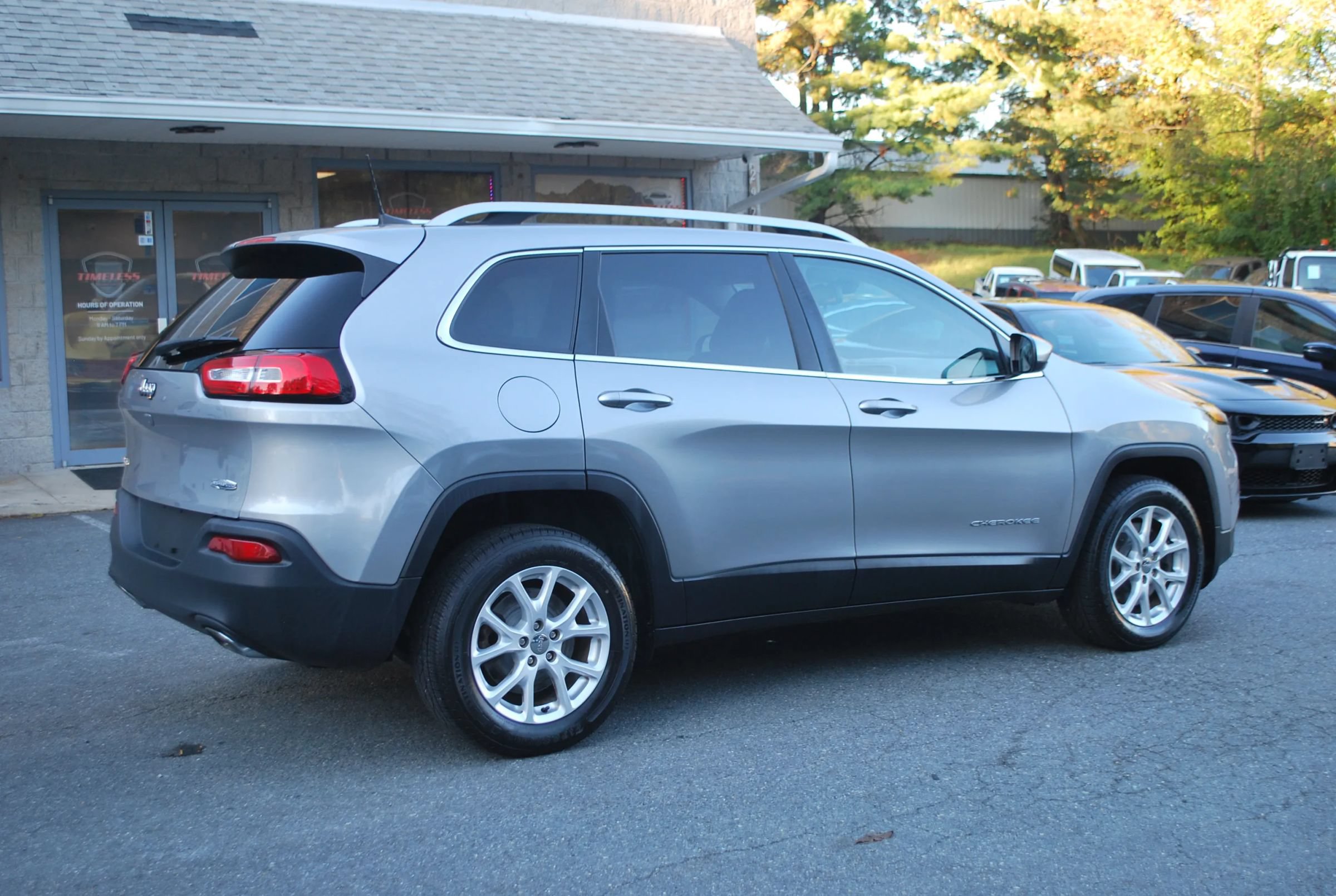 Used 2016 Jeep Cherokee Latitude w/ Cold Weather Group AWD/4WD image 6