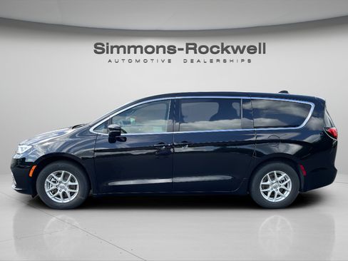 Used 2025 Chrysler Pacifica Select FWD image 2