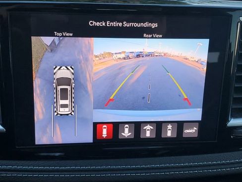 Used 2024 Chrysler Pacifica Limited w/ Uconnect Theater Family Group image 18