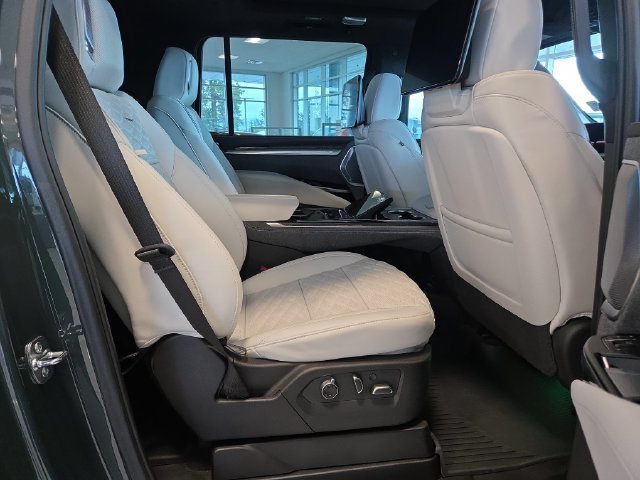 Used 2025 Cadillac Escalade ESV V AWD/4WD image 33
