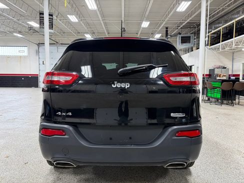 Used 2017 Jeep Cherokee Latitude w/ Cold Weather Group AWD/4WD image 12