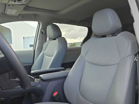 Used 2021 Toyota Sienna XLE AWD/4WD image 19