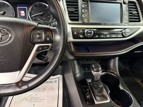 Used 2017 Toyota Highlander Limited AWD/4WD image 30