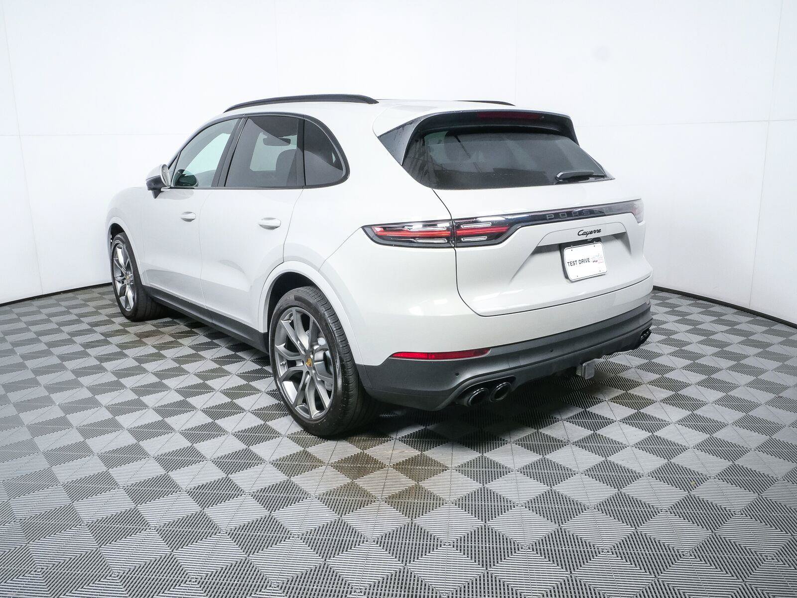 Used 2023 Porsche Cayenne Platinum Edition AWD/4WD image 3