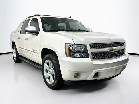 Used 2011 Chevrolet Avalanche LTZ RWD image 2