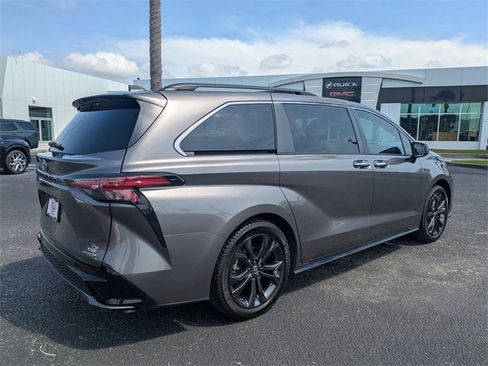 Used 2022 Toyota Sienna XSE image 4