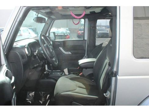 Used 2018 Jeep Wrangler Sahara w/ Connectivity Group image 19