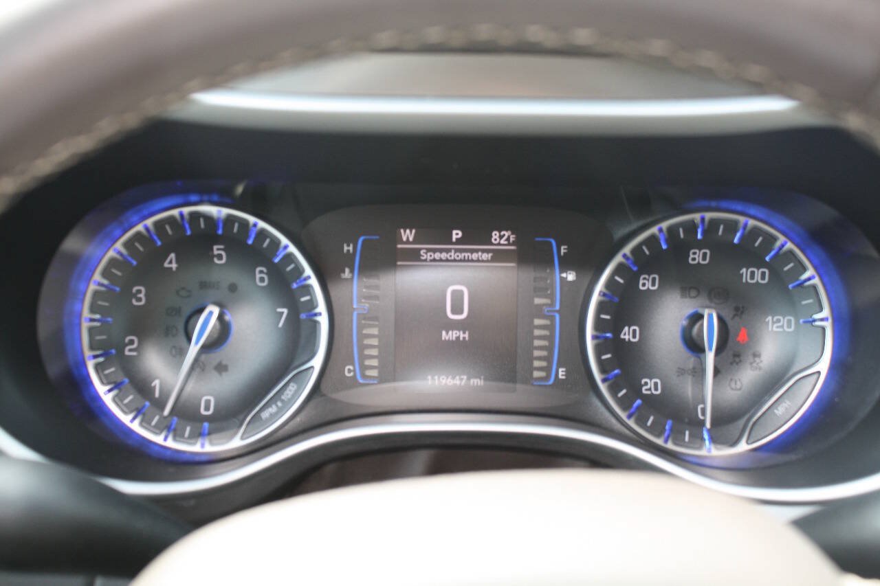 Used 2017 Chrysler Pacifica Touring-L FWD image 10