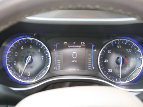 Used 2017 Chrysler Pacifica Touring-L FWD image 10