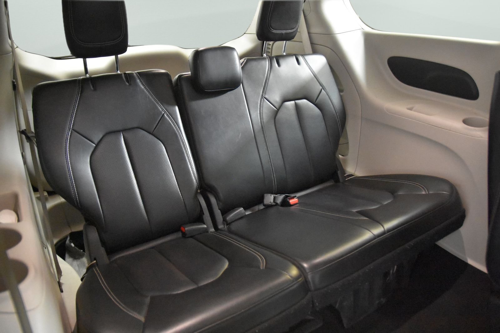 Used 2023 Chrysler Pacifica Touring-L FWD image 34