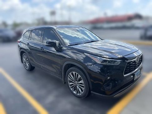 Used 2020 Toyota Highlander Platinum AWD/4WD image 2