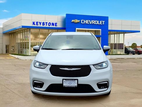 Used 2023 Chrysler Pacifica Touring-L FWD image 2