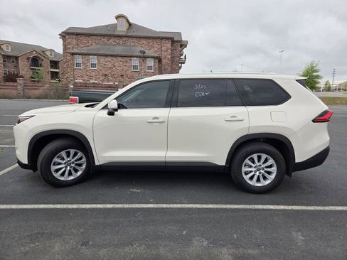 Used 2024 Toyota Grand Highlander XLE image 3