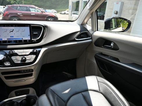 Used 2024 Chrysler Pacifica Touring-L FWD image 13