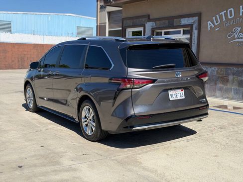 Used 2024 Toyota Sienna Platinum AWD/4WD image 8