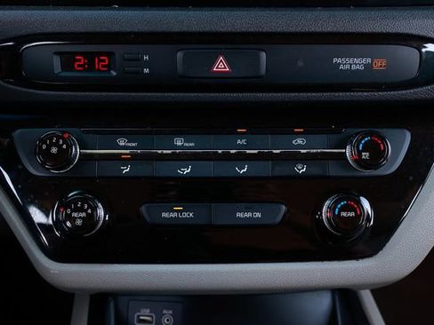 Used 2018 Kia Sedona L image 34