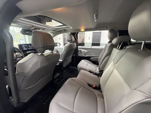 Used 2026 Toyota Sienna XLE FWD image 23