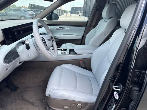 Certified 2026 Genesis GV70 2.5T Advanced AWD/4WD image 9