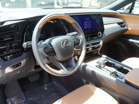 Used 2025 Lexus RX 350h w/ Kick Sensor & Tow Package AWD/4WD image 16