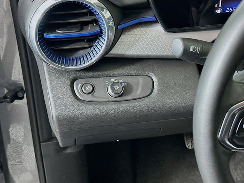 Used 2025 Chevrolet Trax LT w/ LT Convenience Package image 16