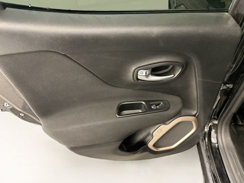 Used 2015 Jeep Renegade Latitude FWD image 27